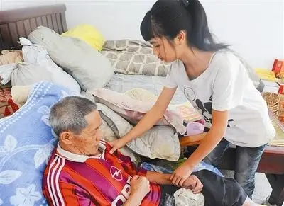 女孩梁燕,悉心照顾瘫痪的养父,不离不弃