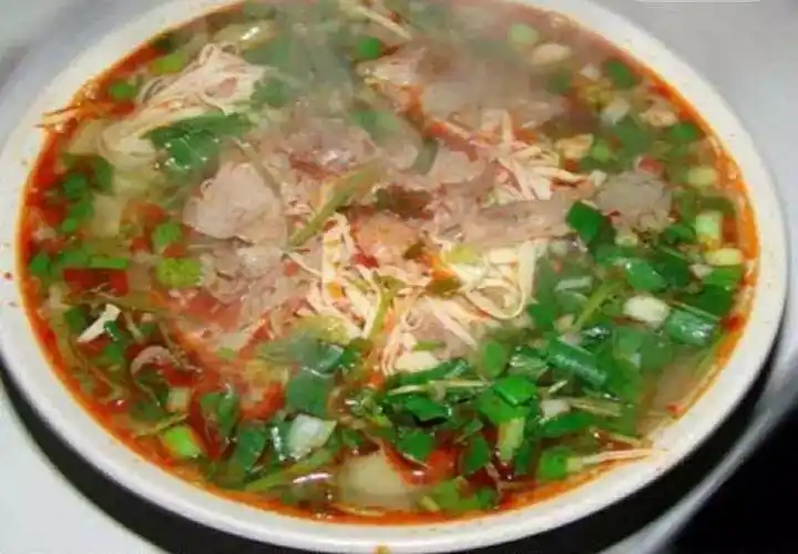 酥油饼牛肉粉丝汤推荐菜:淮南牛肉汤(雍泽府店)位于杭州市兴建路与