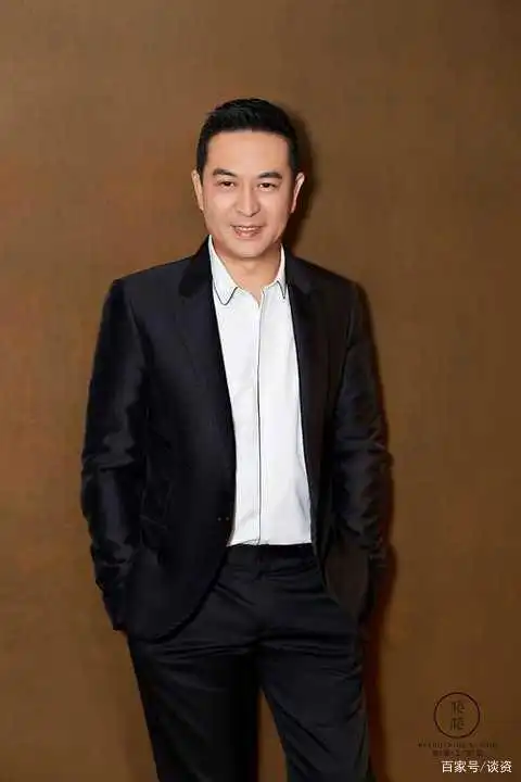 弯腰驼背步履蹒跚,瞬间感觉老了好多岁,不再是印象中英俊潇洒的帅气