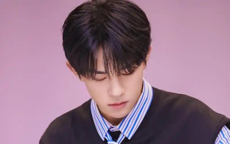 电脑壁纸 明星 大陆明星 易烊千玺时尚休闲条纹衬衫帅气写真