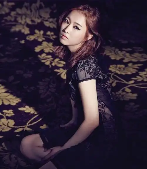 朴宝英曾经和宋仲基主演过《狼少年》这部电影,而在《太阳的后裔》