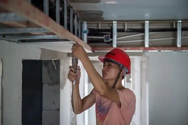 工人在军运村进行室内装修作业 记者任勇 摄