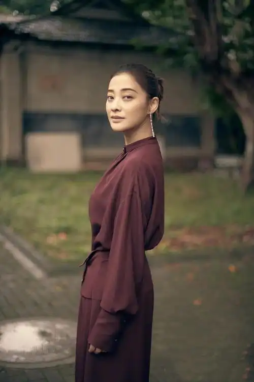 被45岁梅婷的括号臀惊艳穿黑色束腰礼服好优雅女星中真少见