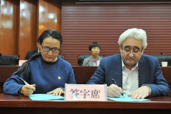 学院党委副书记,院长莫合德尔·亚森和处室部门负责人签订党风