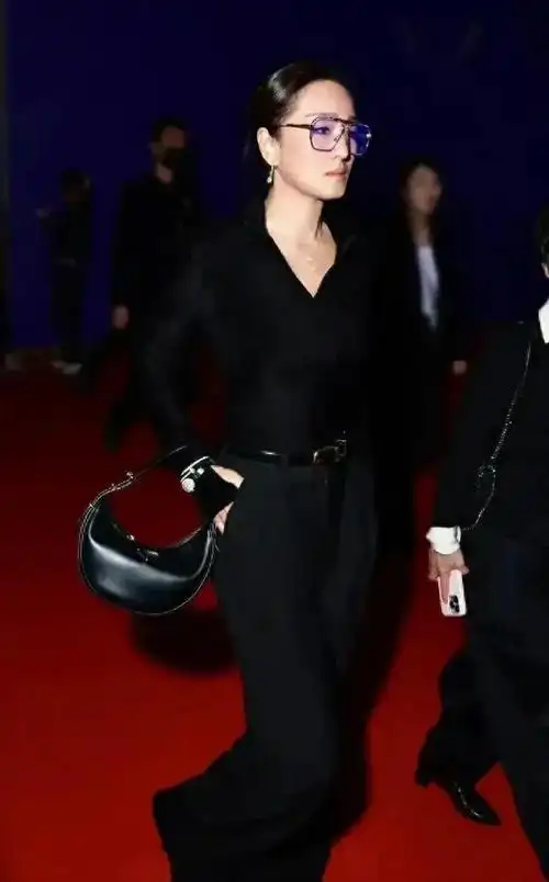 确实如此,巩俐身材高挑,且未生育,因此身材一直保持得非常好,气场更是