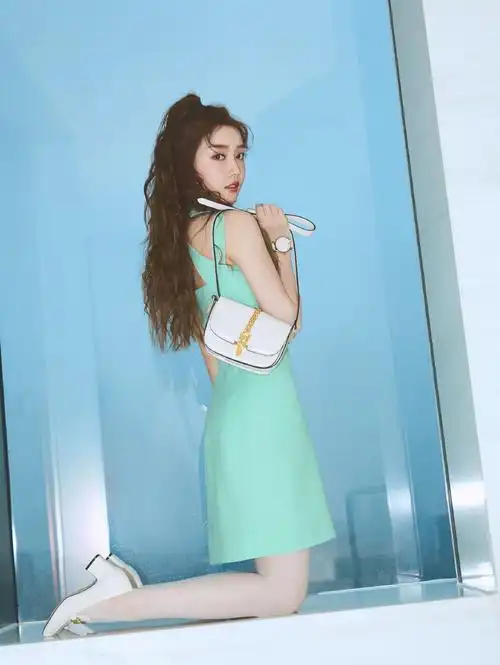 姜贞羽薄荷绿礼服性感图片写真