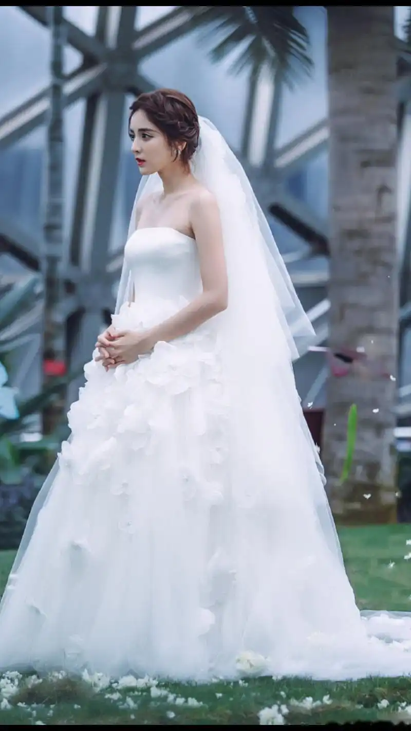 古力娜扎的婚纱造型太美了,这颜值和身材我实名羡慕了,你们呢?