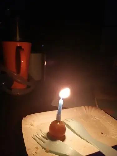 葡萄和蜡烛当然还有蛋糕o伴我度过这个美妙的夜晚迎来十八岁的第一天