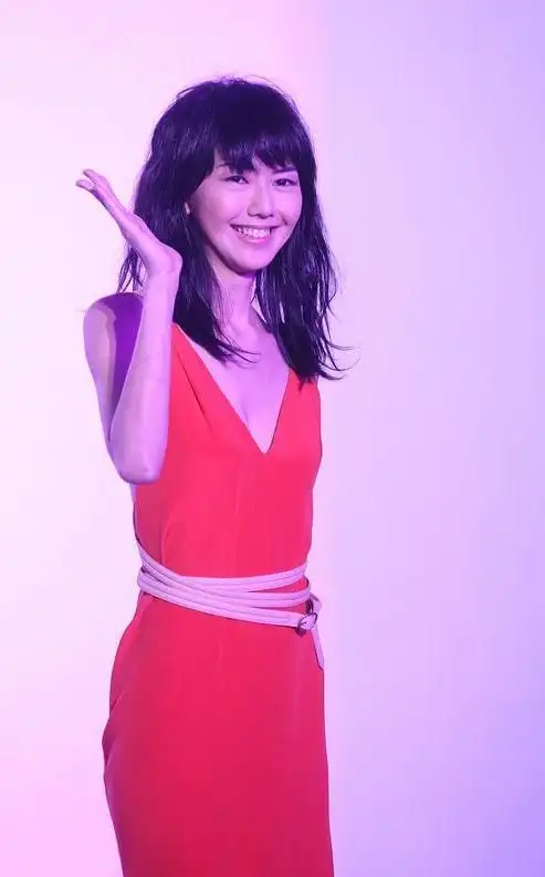 孙燕姿真是一点不显老40多岁穿橘红吊带裙纸片身材太高级