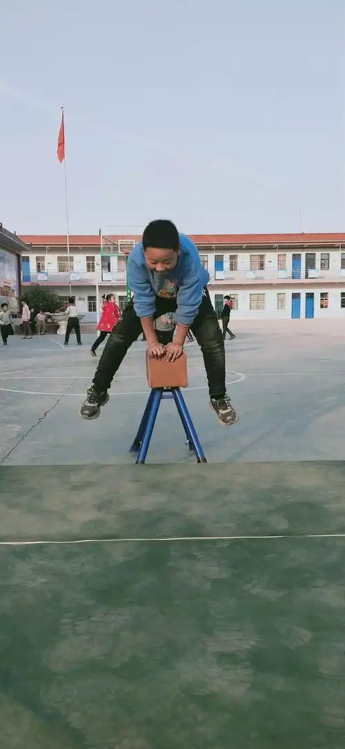 祝楼乡姚村小学四年级跳山羊比赛精彩瞬间