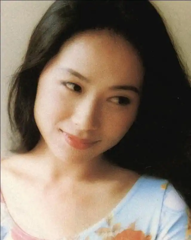 叶童年轻时长发飘飘很美看了她的美照太漂亮