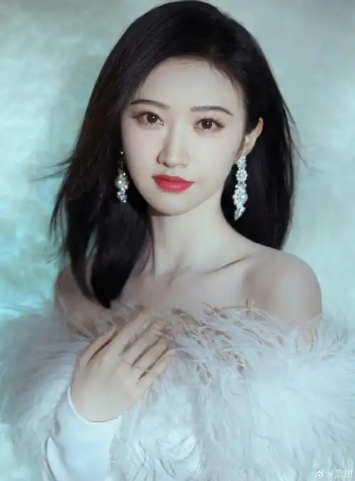 景甜白色羽毛短裙##景甜一字肩羽毛裙