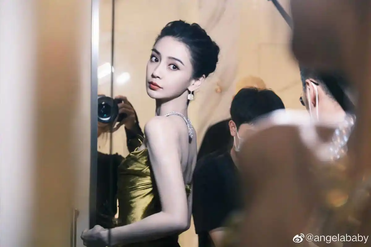 黄晓明前妻杨颖不愧是模特出身,背太直了,好迷人.