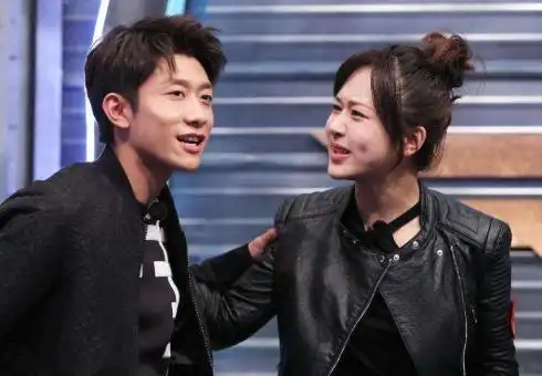 张一山虽然是一个娱乐圈里面的老前辈但人家是一位正八经的90后他只是