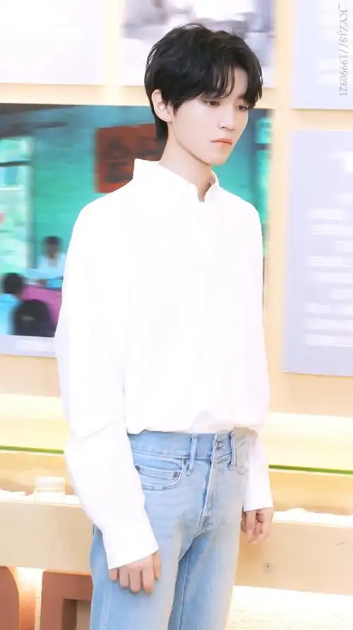 王俊凯白衬衫造型