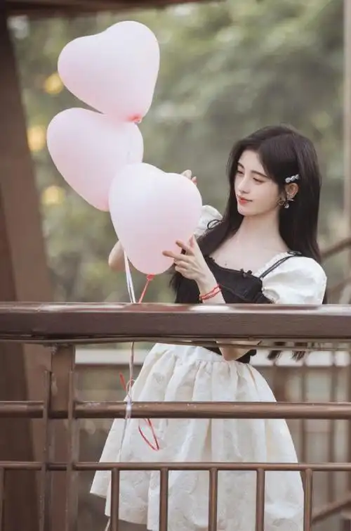 鞠婧祎晒照宛如在逃公主五官绝美笑靥如花胸口美人痣抢镜