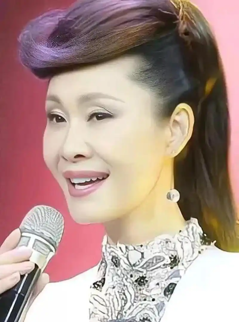 于文华属于那种并不漂亮但很性感迷人的那种女人,她一双丹尾眼并不大