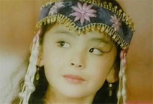 星热点:迪丽热巴小时候的照片无从挑剔美如花