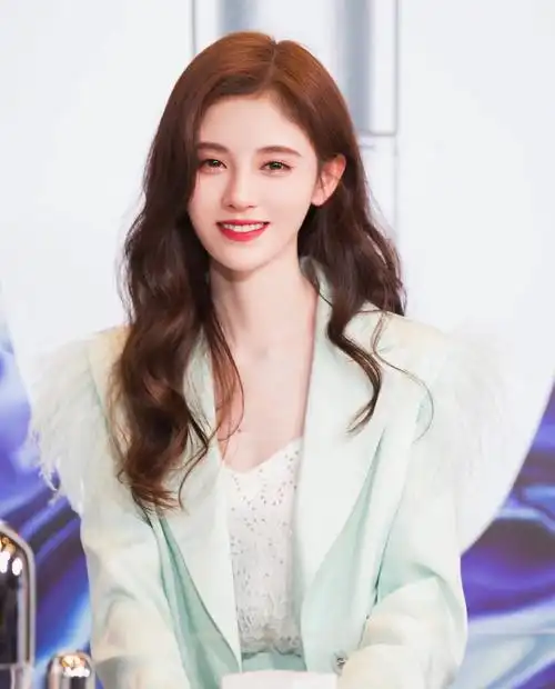 鞠婧祎出席活动,穿薄荷绿羽毛西装,气质清新柔美