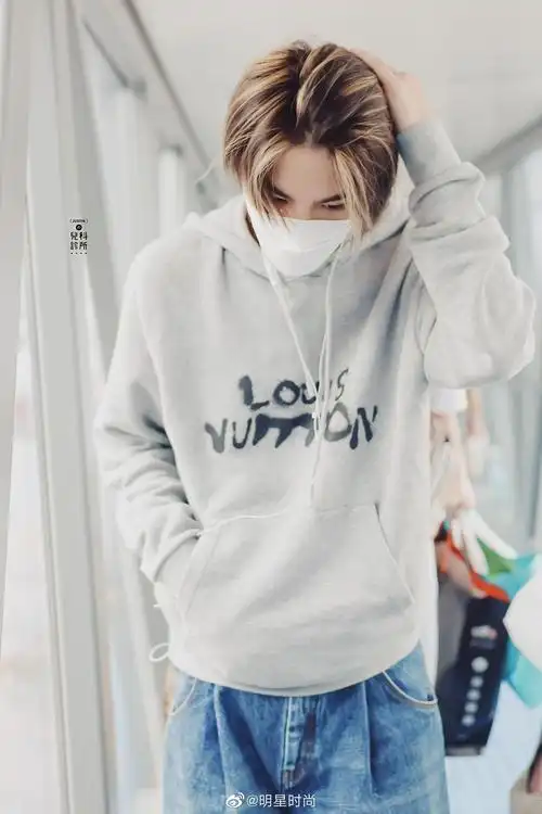 黄明昊今日份机场饭拍,灰色卫衣搭配蓝色牛仔裤