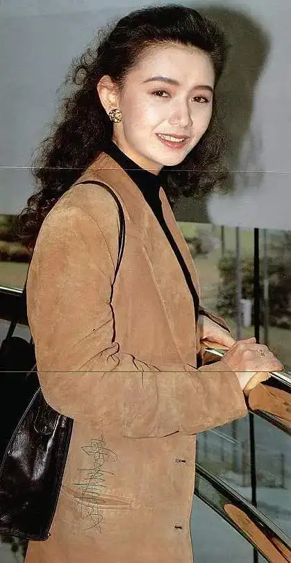 55岁港风美女曾华倩近照曝光皮肤白皙气质佳曾是梁朝伟初恋