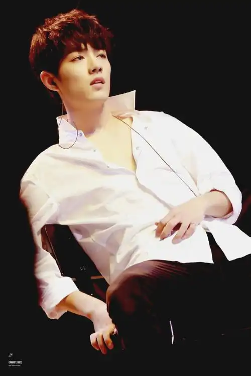 下颌骨撩人锁骨撩人眼神撩人啦!@x玖少年团肖战daytoy#微博之夜