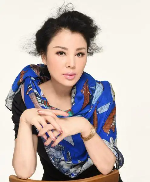 曾20岁嫁人就遭遇家暴出轨,丈夫好赌劈腿,今53岁单身成富婆