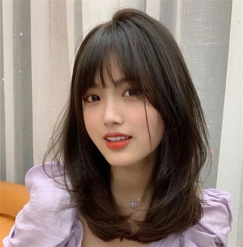 层次c卷锁骨发,张扬时尚个性的发型,自然黑碎发剪裁很是性感.