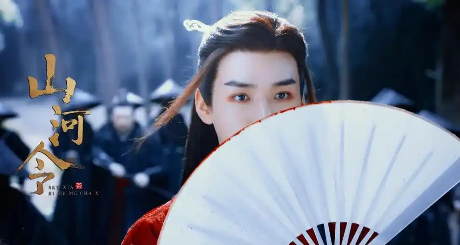 温客行首次见到周子舒的时候就温柔一笑,那手握折扇笑眼盈盈的样子