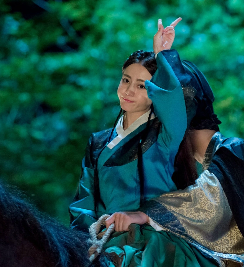 热巴《六扇门》最美的8套造型,图三英气,图五好萌,图八美翻天