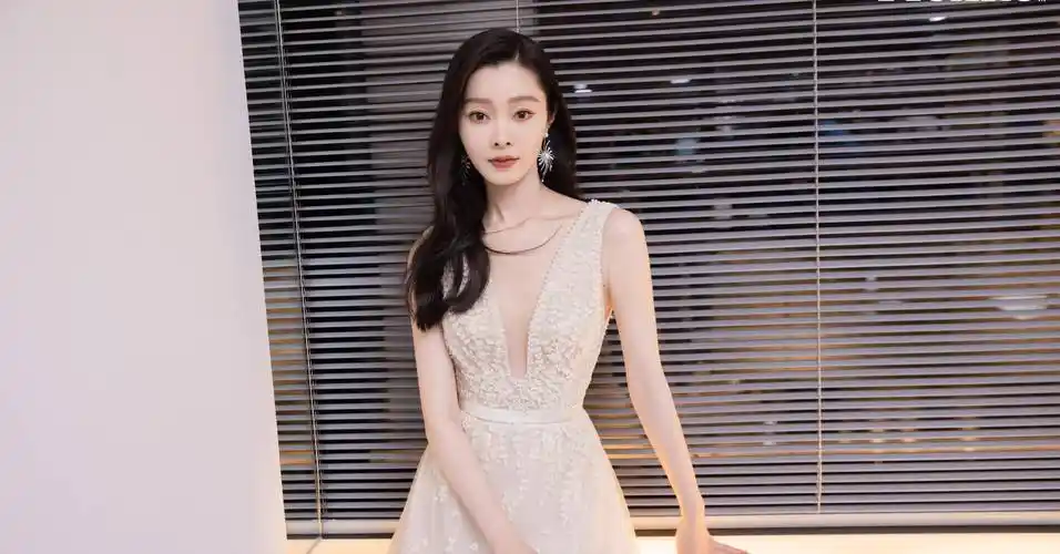 宋轶的"蚂蚁腰"好惹眼,可爱性感,造型美出高级感_连衣裙_粉色_公主