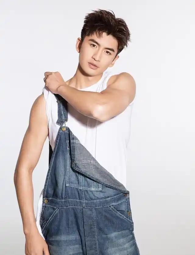 张云龙我的皮肤是古铜色的粉丝好的把你拍得白白胖胖的