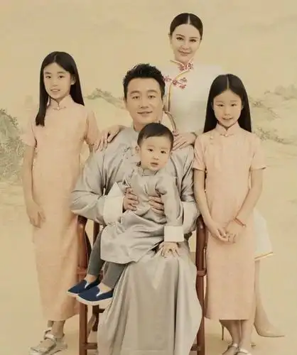 佟大为民国风全家福曝光,关悦米色旗袍秀身材,哪像三个孩子的妈
