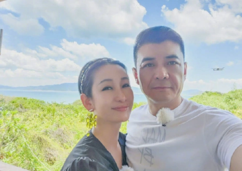 秦海璐晒与老公互拍照俩人拍照风格迥异对比鲜明