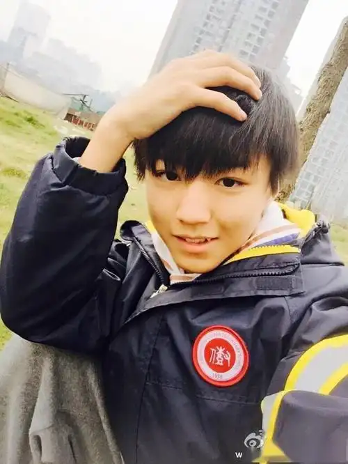 未成年时的王俊凯自拍合集其实我们的小俊很会拍照