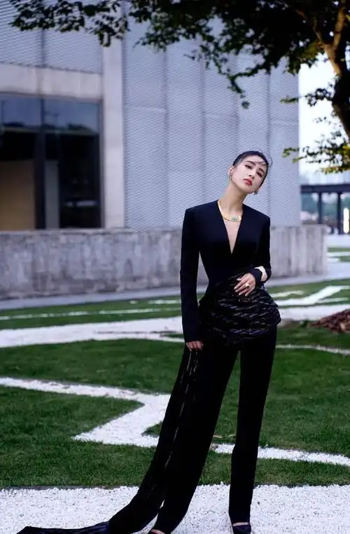 黄圣依参加活动走红毯时穿的礼服被众人给嘲笑了,就好像是在腰间披了