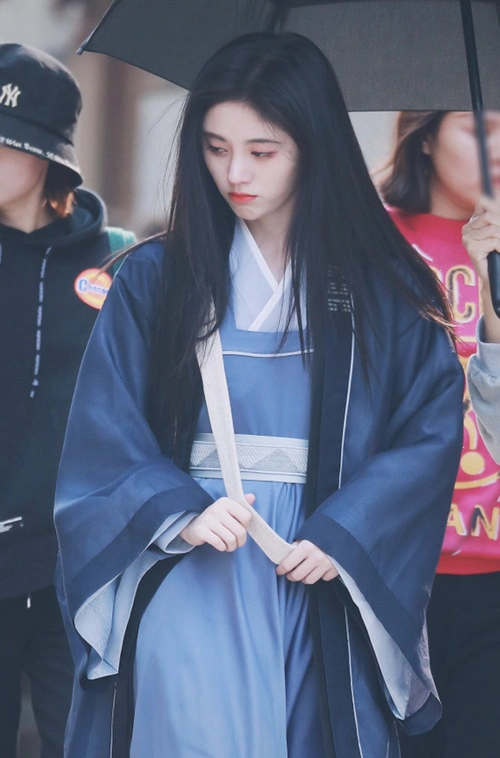 原创本以为鞠婧祎的港风造型够美了,直到看见她穿汉服,才是啥是巅峰