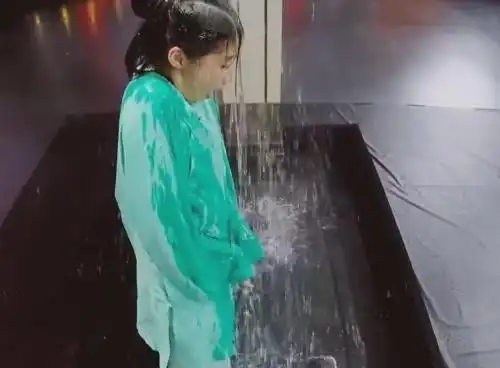 关晓彤被泼冷水全身湿透所有嘉宾笑声一片唯有一人上前替她遮挡