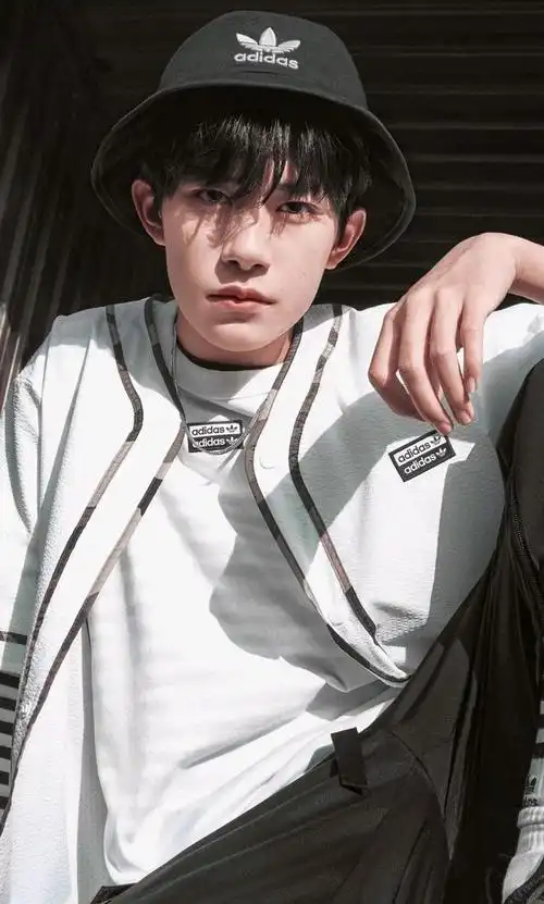 易烊千玺高冷最帅图片,霸气