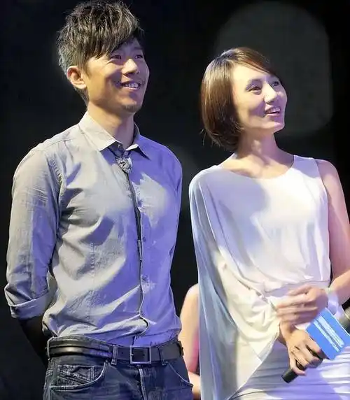 夏雨:结婚不邀请父亲,婚后与母亲明算账,妻子袁泉为他感到心疼_姜文