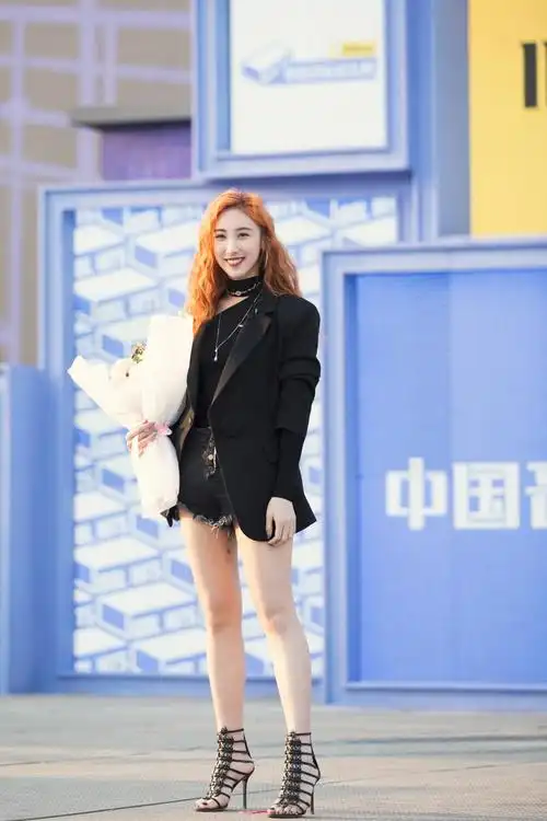 港妹许靖韵亮相《中国音乐公告牌》 送"签名月饼"获表白