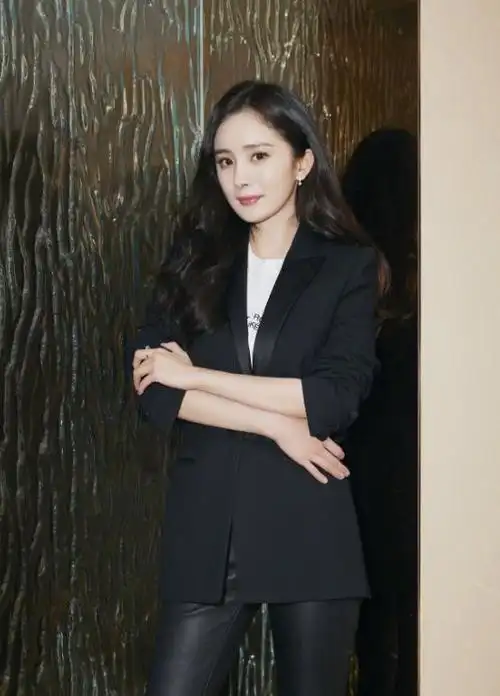 她们以各具特色的西装造型亮相,展现了女性的力量和魅力,让网友们纷纷