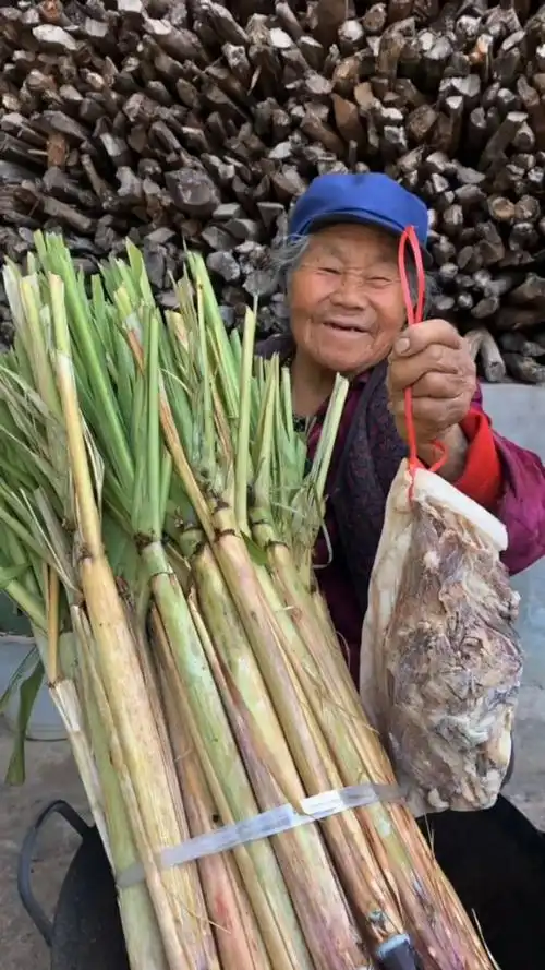今天奶奶做甘蔗尾巴炒腊肉,味道很不错哟!