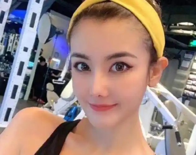 80后新疆女孩混血颜值身材火辣一双大眼睛非常有异域风情