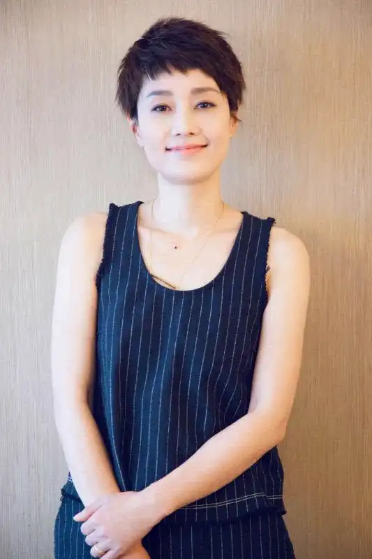 "收视女王"马伊琍夏日写真 短发清爽展招牌甜笑