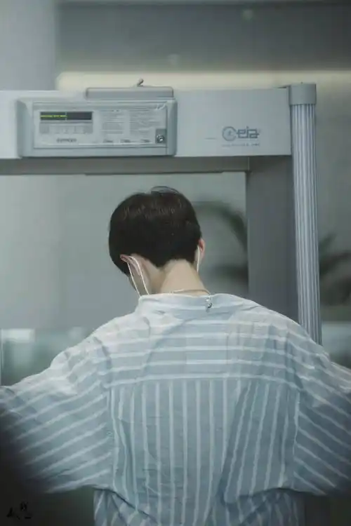 肖战背影合集:你追世界,我们追随你的背影_守护_故事_可靠的