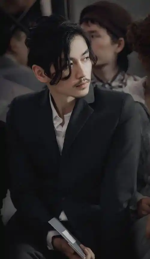 本来留起胡子的造型就很难驾驭了,而陈晓还搭配一个丸子头,气质稍微差