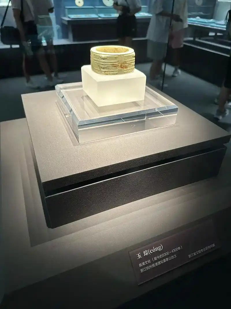 山东博物馆展出良渚玉琮.