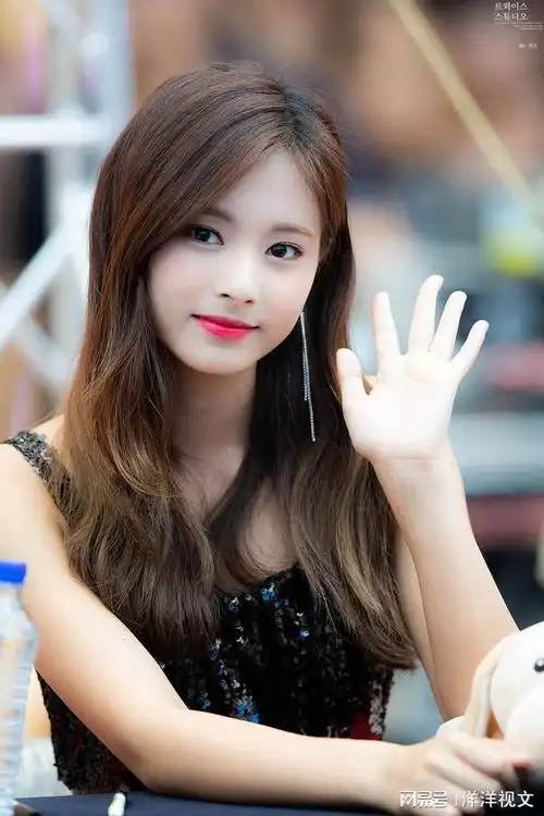 韩国女团旗下23岁周子瑜被粉丝求婚成功引来大批网友都羡慕不已