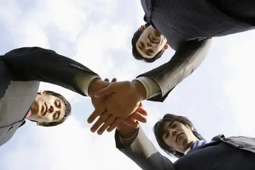 商务人士,商务男性,站,横图,室外,白天,仰视,衬衫,友谊,合作,团队